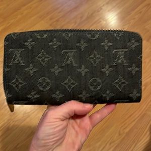 2008 Louis Vuitton black monogram zippy wallet